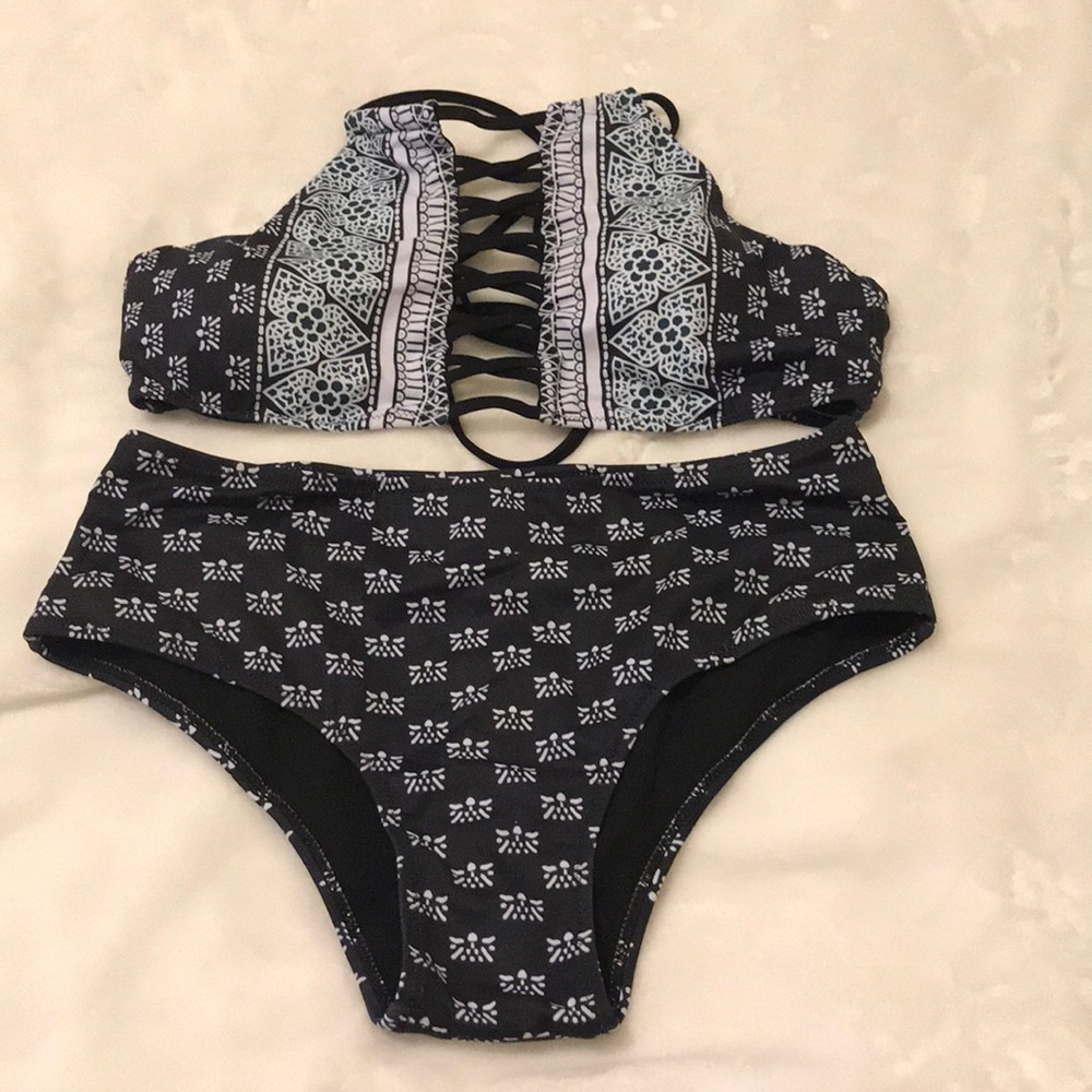 🆕 Medium black and white bikini.